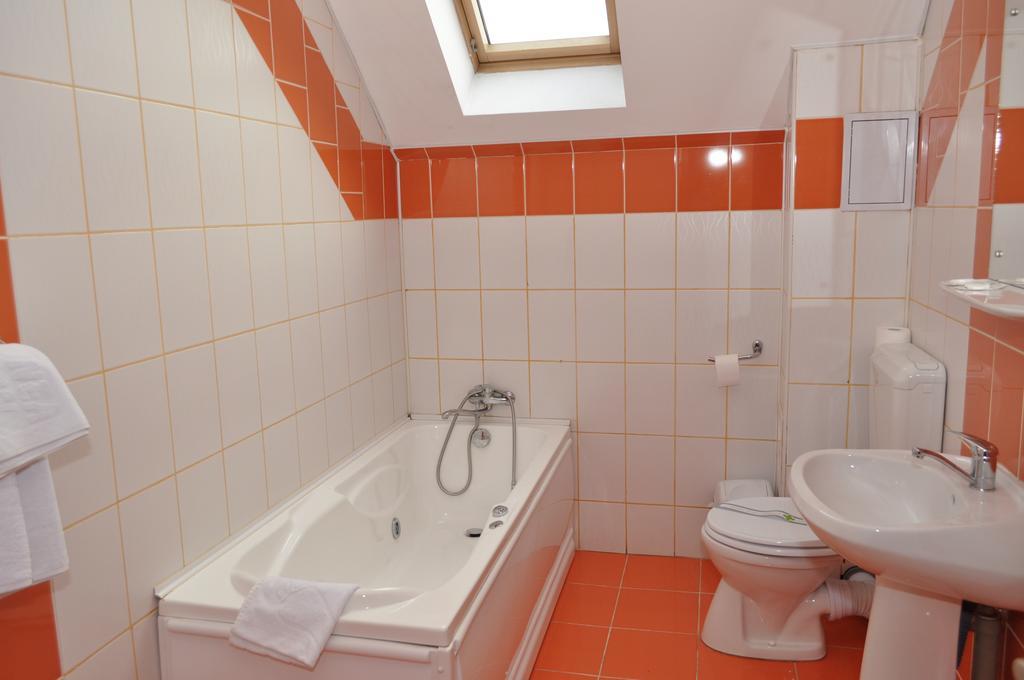 Pensiunea Octogon Piatra Neamţ エクステリア 写真