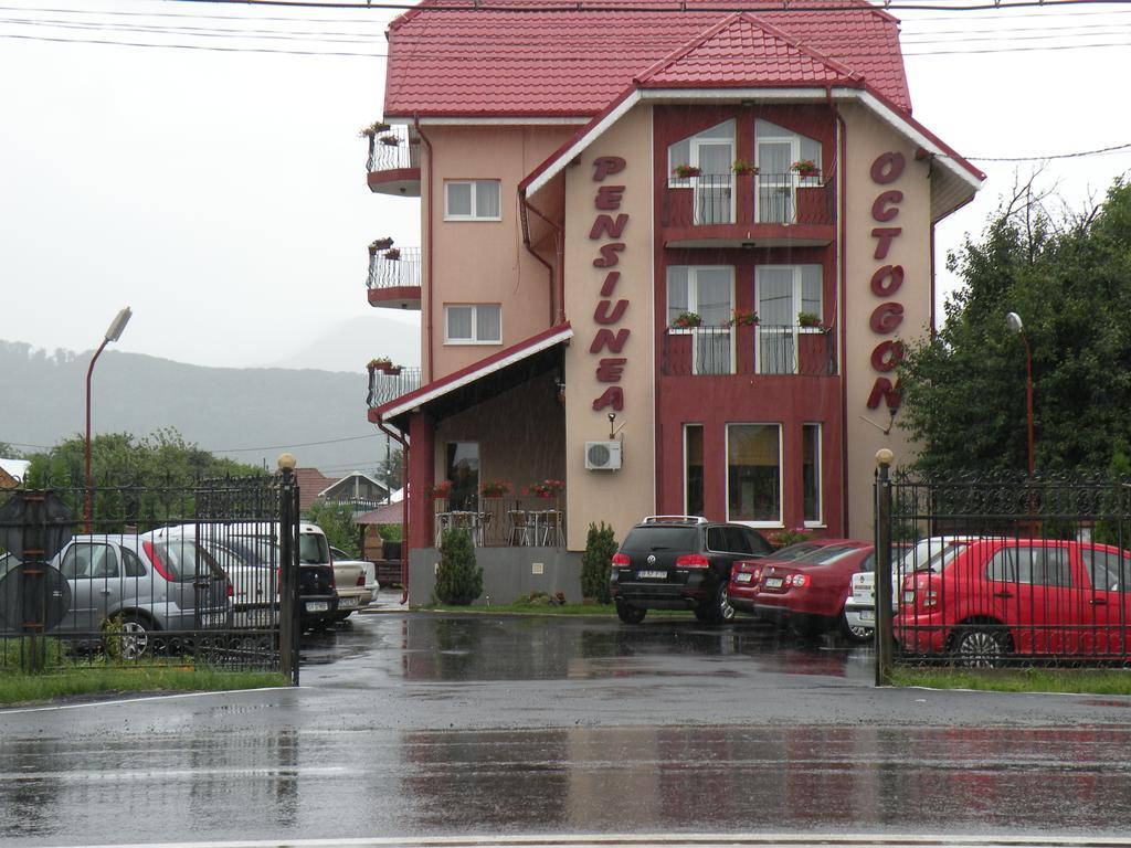 Pensiunea Octogon Piatra Neamţ エクステリア 写真