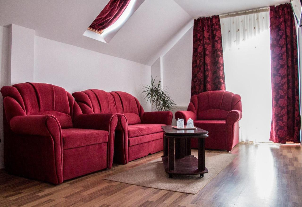 Pensiunea Octogon Piatra Neamţ エクステリア 写真